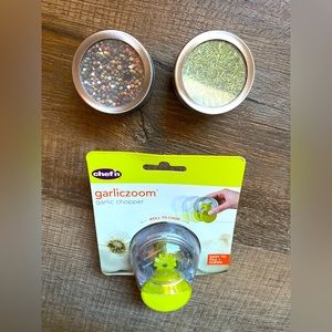 Chef’s garlic zoom garlic chopper and 2 magnetic spice/ seasoning holder. NWT